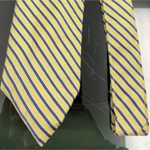 Round tree and York mens tie